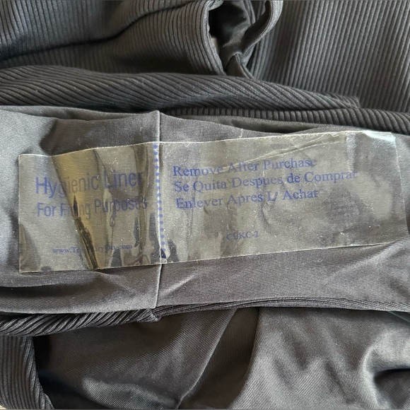 NEW w/TAGS BECCA Rebecca
Virtue Fine Line Tessa Crossover High Neck One-Piece - Picture 8 of 8